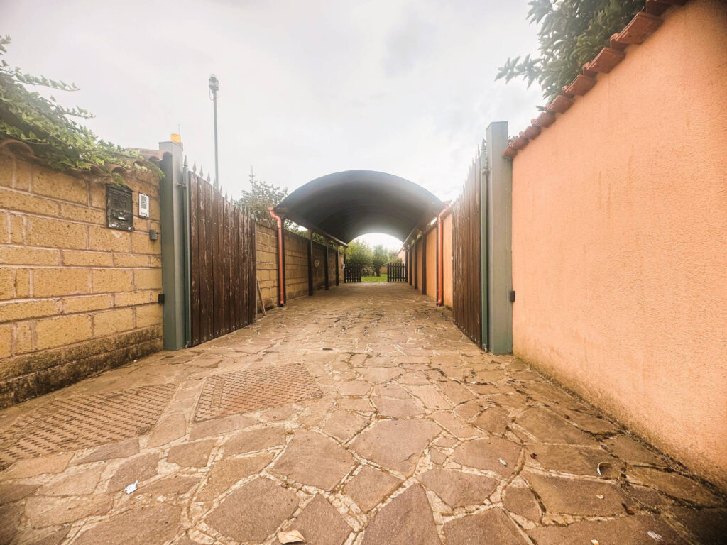 Villa Pomezia Colli di Enea Via Afrodite area parcheggio