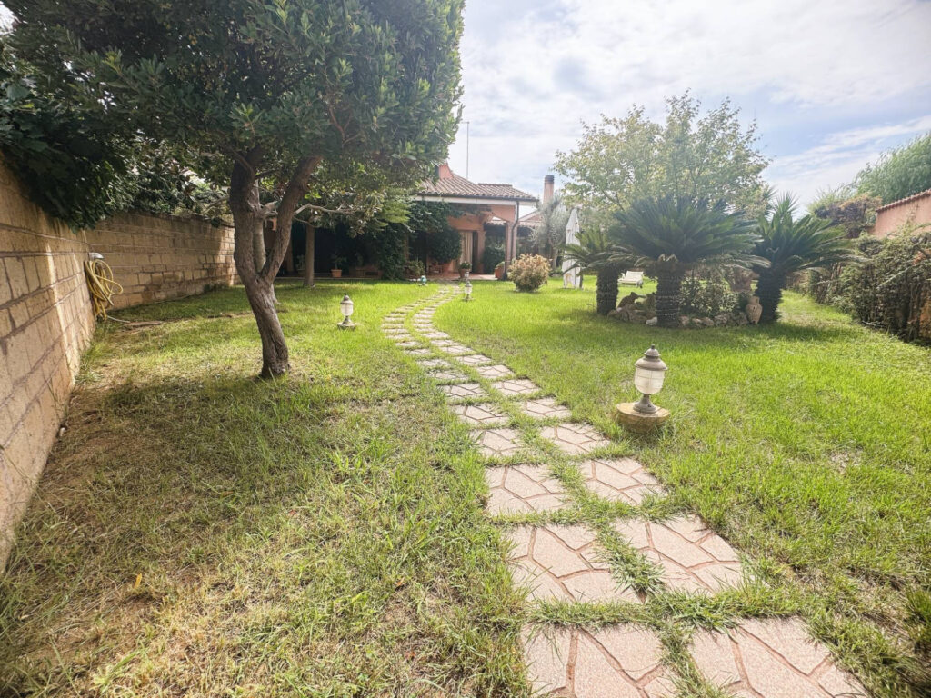 Villa Pomezia Colli di Enea Via Afrodite giardino 2
