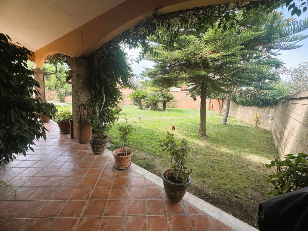 Villa Pomezia Colli di Enea Via Afrodite giardino patio 2