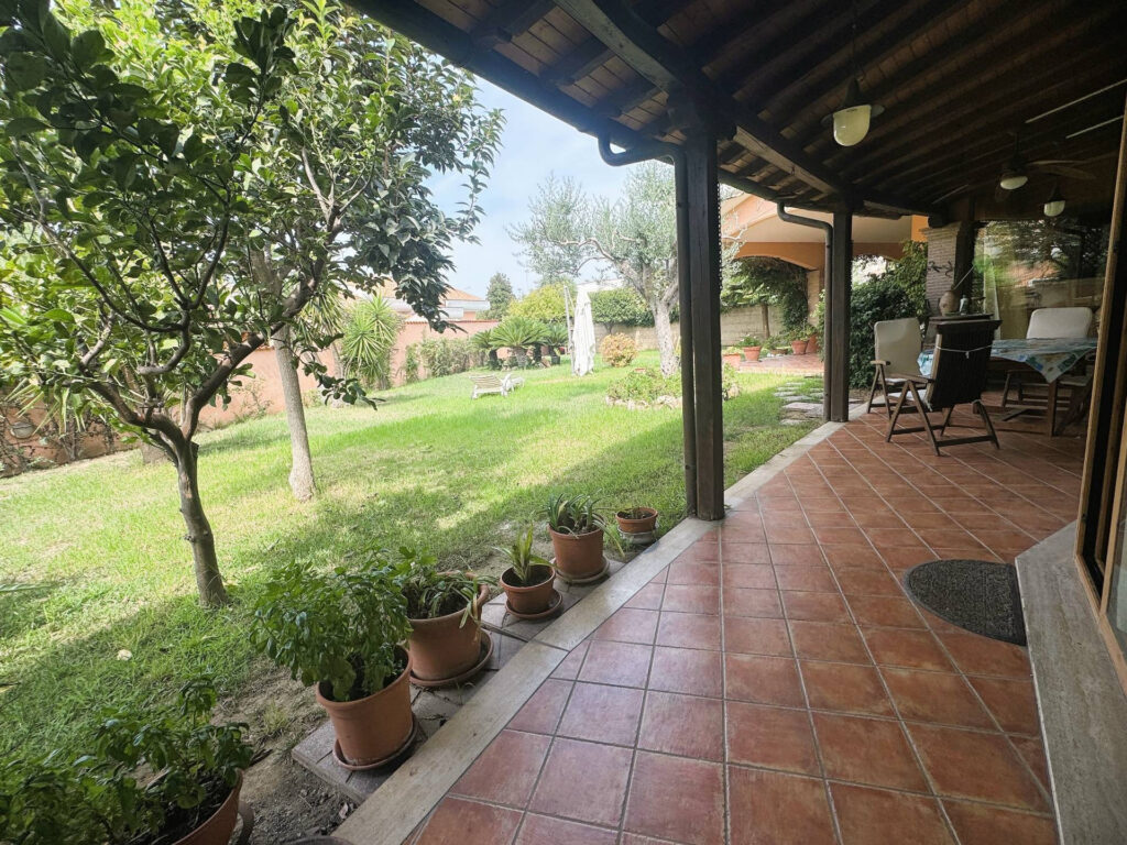 Villa Pomezia Colli di Enea Via Afrodite giardino patio 3