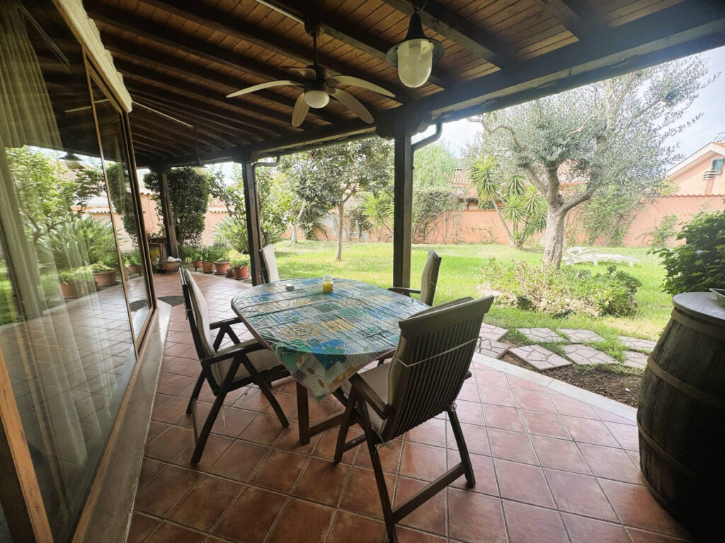 Villa Pomezia Colli di Enea Via Afrodite giardino patio 4