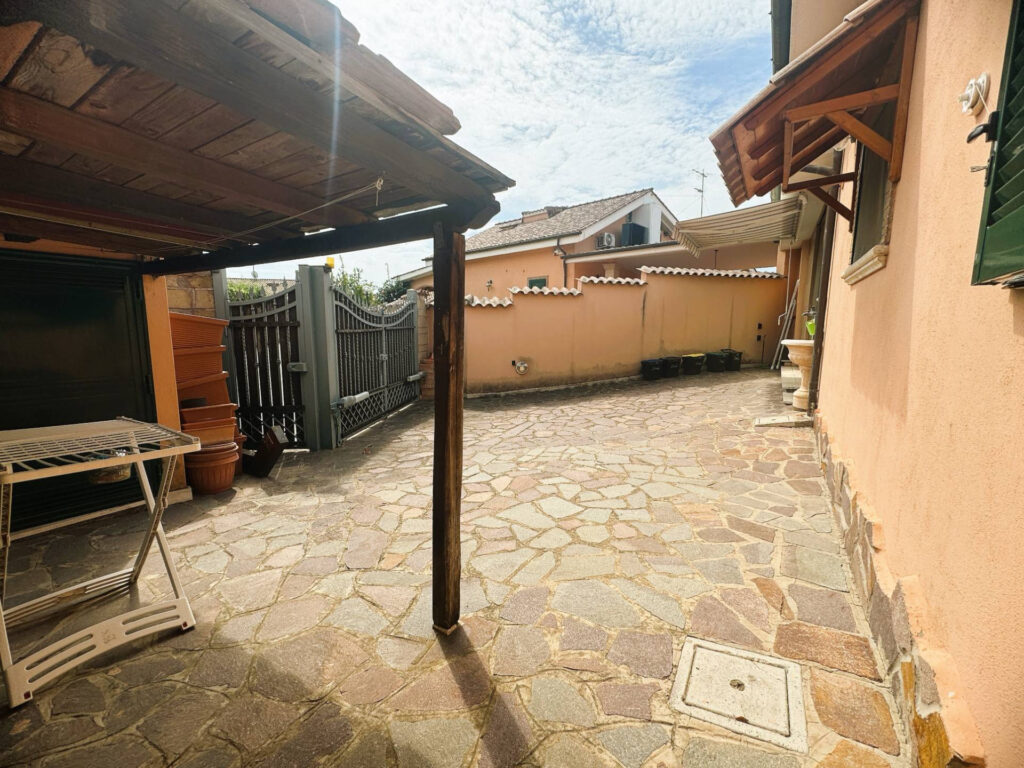 Villa Pomezia Colli di Enea Via Afrodite giardino retro 2