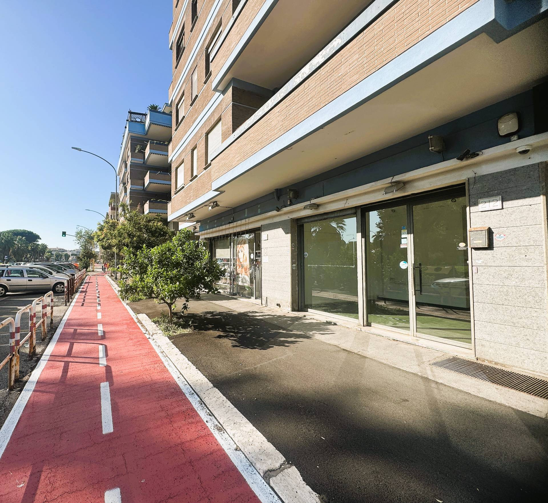 OSTIA – LOCALE COMMERCIALE CON VETRINA SU STRADA