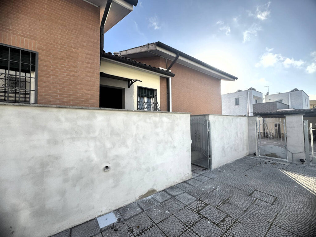 Villa a schiera in trifamiliare Roma Via Giuseppe Lugli Ostia Antica facciata 4