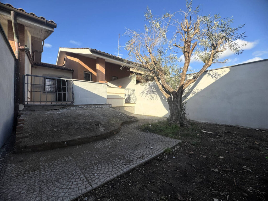 Villa a schiera in trifamiliare Roma Via Giuseppe Lugli Ostia Antica giardino