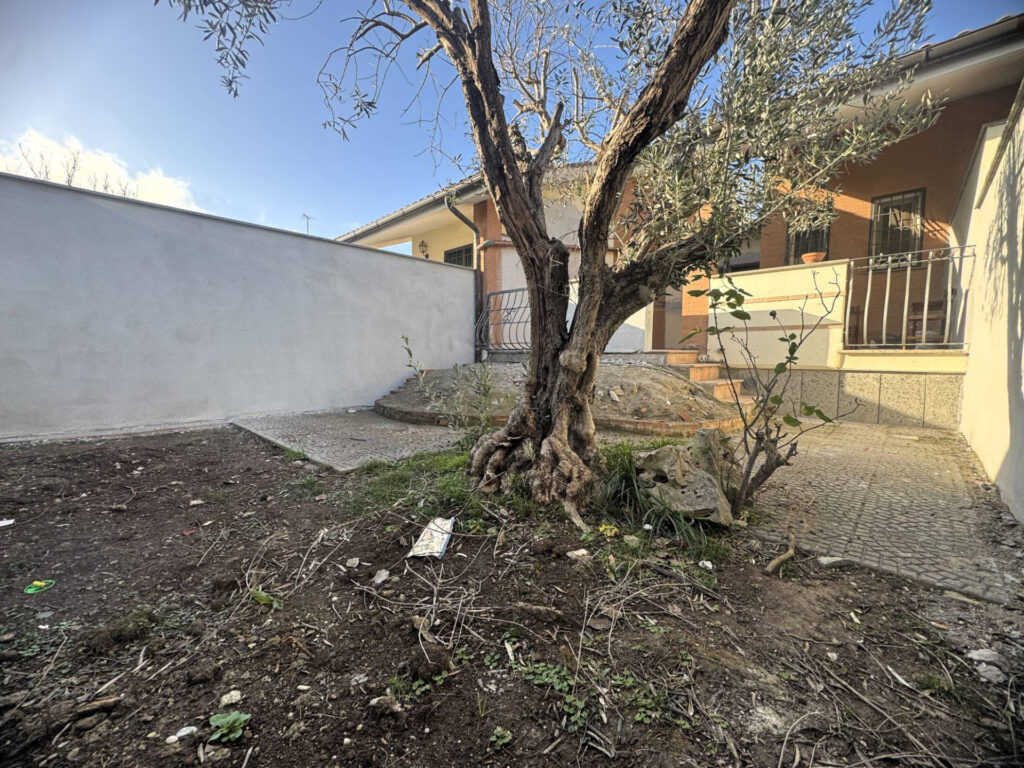 Villa a schiera in trifamiliare Roma Via Giuseppe Lugli Ostia Antica giardino 2