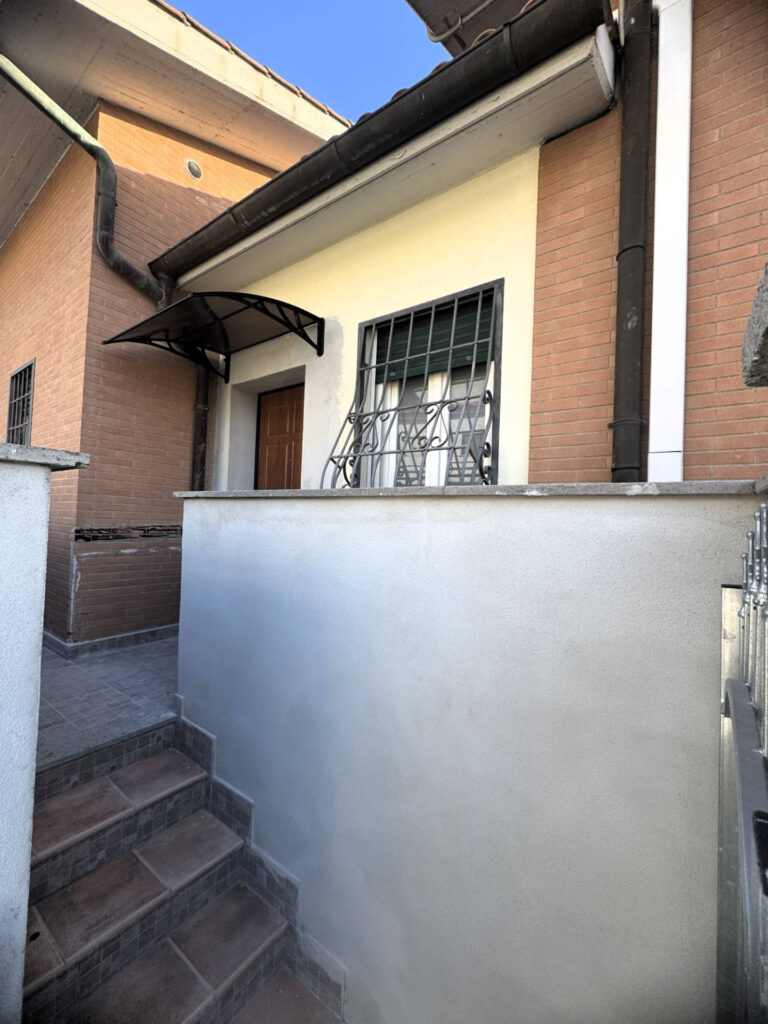 Villa a schiera in trifamiliare Roma Via Giuseppe Lugli Ostia Antica facciata