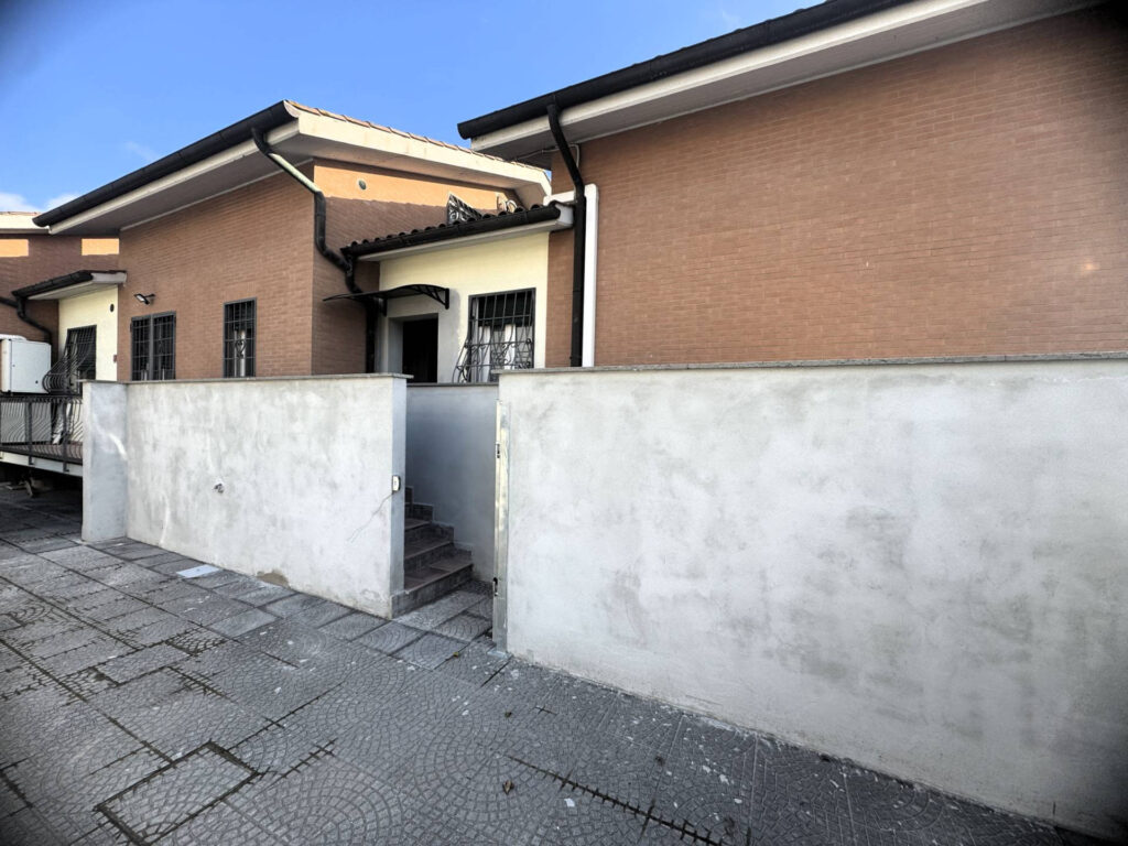 Villa a schiera in trifamiliare Roma Via Giuseppe Lugli Ostia Antica facciata 3