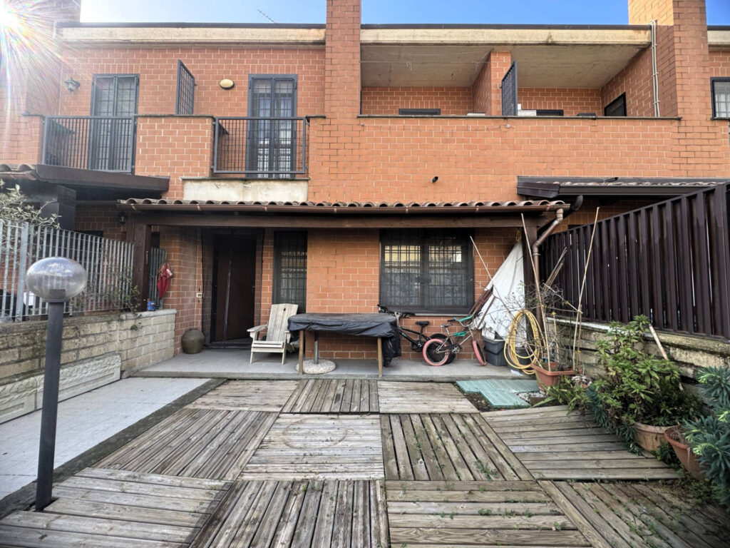 Villa a schiera ostia Antica Roma via Luigi Viola piano terra 18