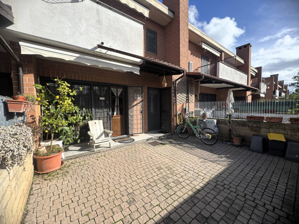 Villa a schiera ostia Antica Roma via Luigi Viola piano terra 23