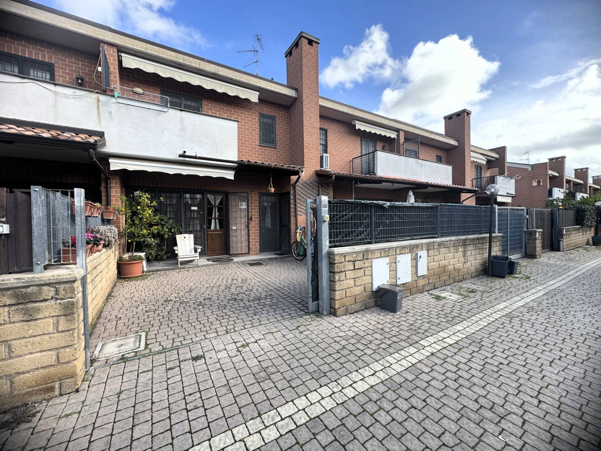 VILLA A SCHIERA CON GIARDINO PRIVATO – STAGNI DI OSTIA ANTICA