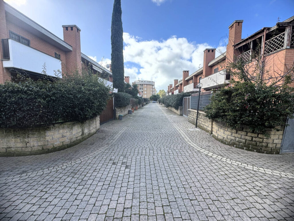 Villa a schiera ostia Antica Roma via Luigi Viola piano terra 27