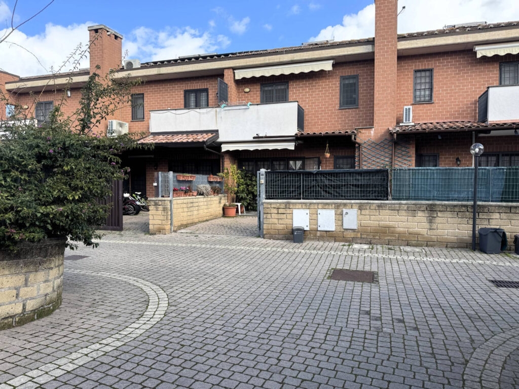 Villa a schiera ostia Antica Roma via Luigi Viola piano terra 28