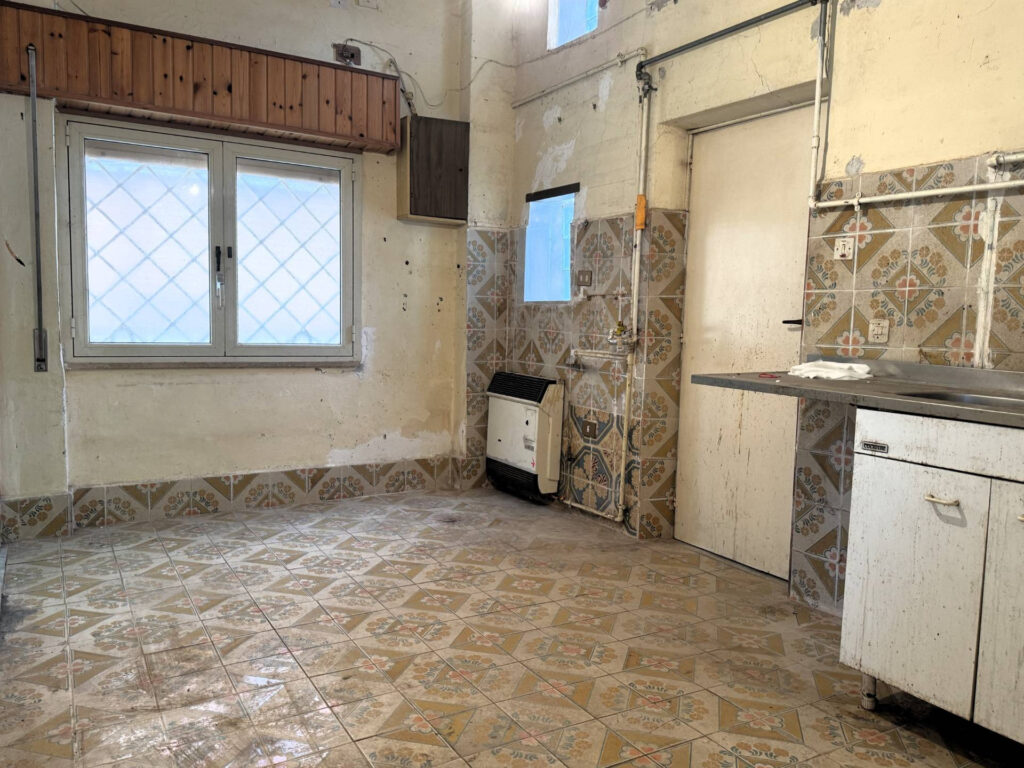 Casa indipendente Roma Ostia Lido Lungomare Paolo Toscanelli cucina 3