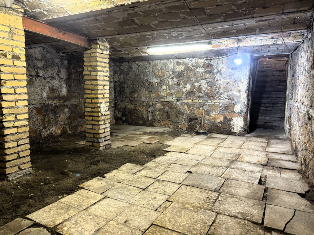 Casa indipendente Roma Ostia Lido Lungomare Paolo Toscanelli cantina seminterrato 5