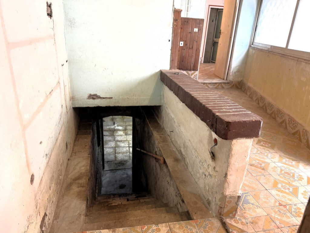 Casa indipendente Roma Ostia Lido Lungomare Paolo Toscanelli scala cantina seminterrato 2
