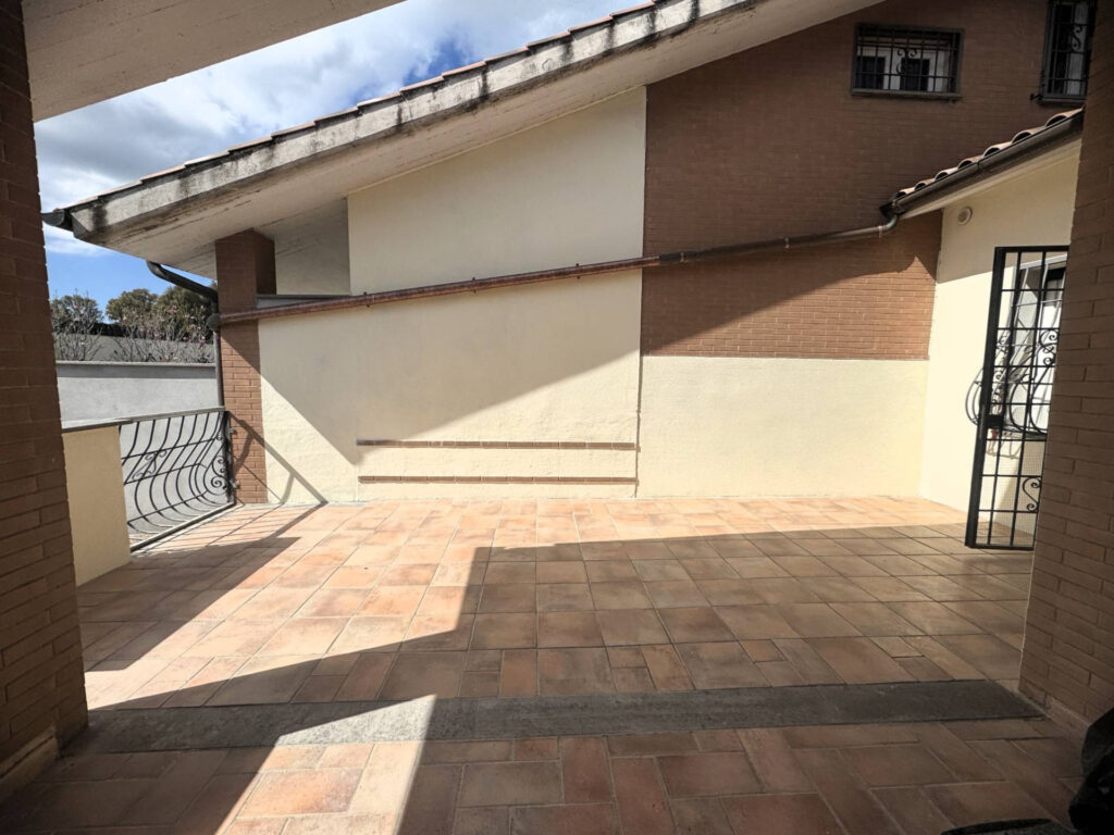 Villa a schiera in trifamiliare Roma Via Giuseppe Lugli Ostia Antica terrazzo