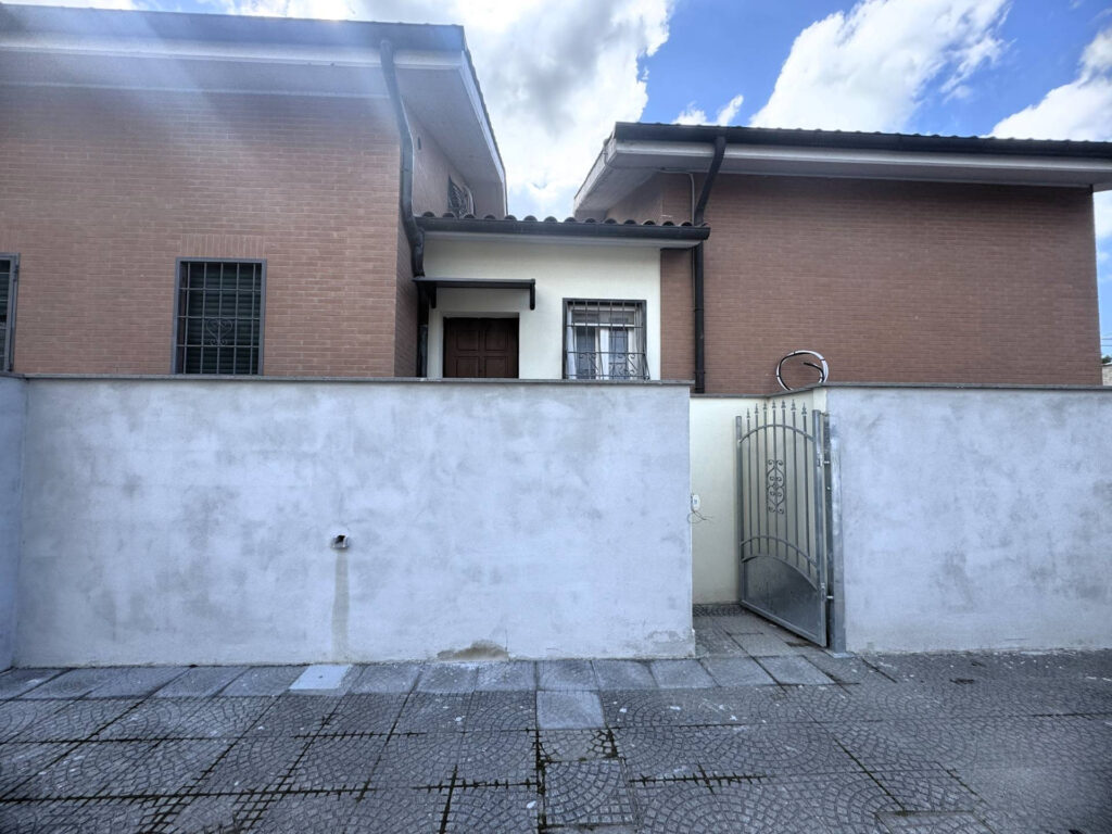 Villa a schiera in trifamiliare Roma Via Giuseppe Lugli Ostia Antica esterno
